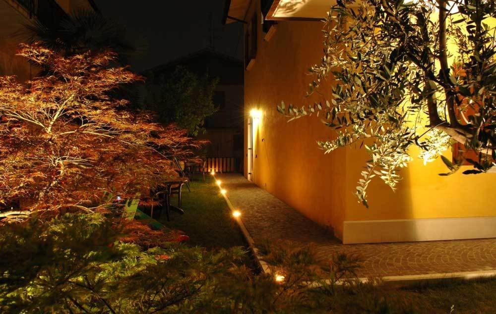 Sweet House Only Rooms Peschiera del Garda Exterior foto